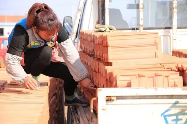 30+失业夫妇全职搬砖，周薪3000元起