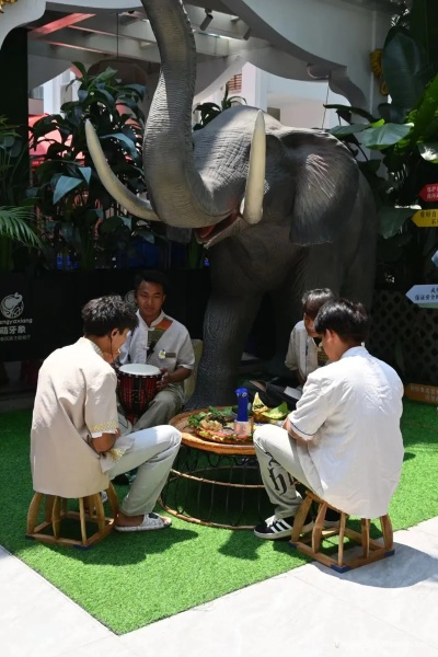 《魔域》揭秘:大象食堂惊现雨林,探秘沉浸式撸兽新体验! 《魔域》揭秘:大象食堂惊现雨林,探秘沉浸式撸兽新体验!