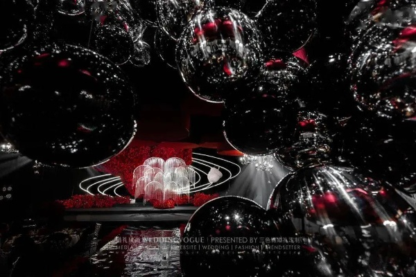 《地狱之吻：沉浸式战斗，探索黑暗奥秘》