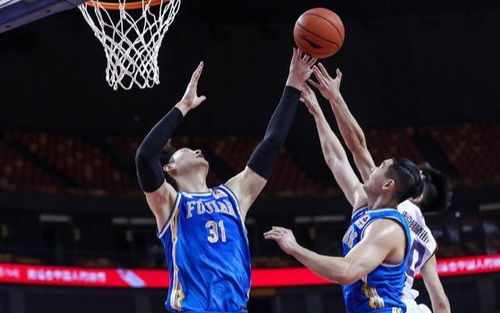 篮球技巧揭秘：中锋高效抢篮板攻略，掌握制胜关键！