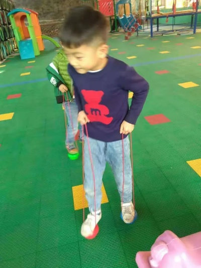 抖音热门游戏：挑战踩高跷趣味玩法，体验拐杖新乐趣