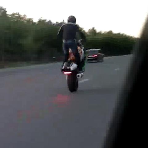 《特技摩托：崛起》评测：挑战极限的虐手神作，体验极致操控快感