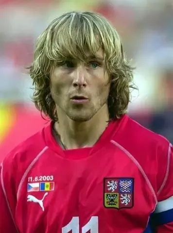 捷克足球传奇金发铁人，实况赛场永不言败风采再现