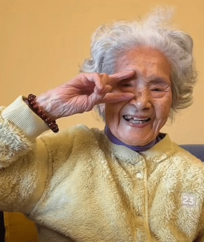 成都百岁网红奶奶离世，老年网红IP该如何破局？拆解长寿流量的底层密码