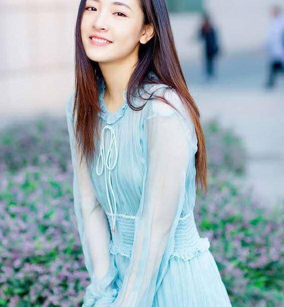 武大女神黄灿灿凭啥持续圈粉？拆解她的轻熟氛围感穿搭+职场转型密码