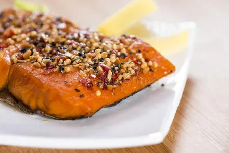 别瞎买烟熏鲑鱼！冷熏/热熏差异、料理技巧与保存干货全揭秘