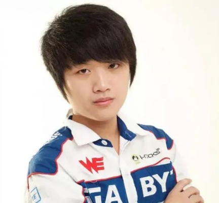 WE微笑第一视角硬核拆解，职业ADC的对线细节、团战逻辑与发育节奏，普通人能复刻吗？