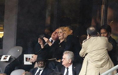 奥巴马与丹麦女总理葬礼自拍，政要非正式社交的公关密码与舆论启示