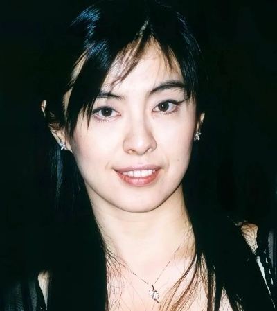 王祖贤近照全解析，5类稀缺私照曝光，拆解隐退后的生活状态与保养密码