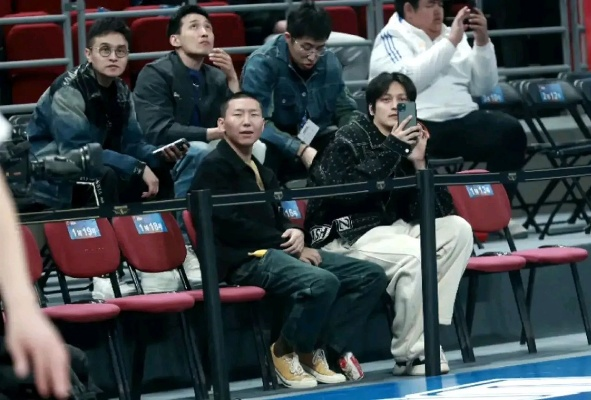 狂飙李宏伟式观战北京男篮？拆解3类硬核球迷原型+2026观赛实战指南
