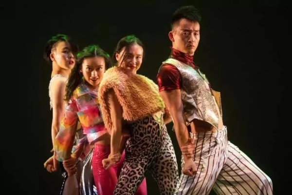 王见王MV类型深度拆解，复古Disco+情爱对决，为何成年会/短视频模仿顶流？