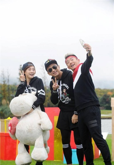 邓超晒跑男老成员合照，情怀流量密码背后，藏着综艺IP的哪些破圈逻辑？