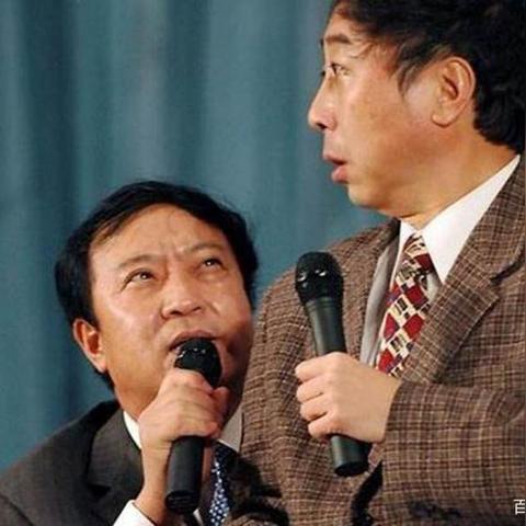 冯巩脱帽鞠躬引全网刷屏，亲民人设靠什么细节立住？拆解公众人物破圈逻辑