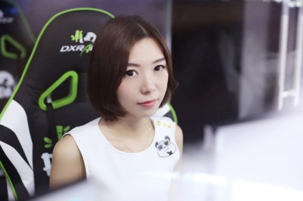 LOL小楼，从职业选手到顶流主播，她的电竞生存法则能给新手啥启发？