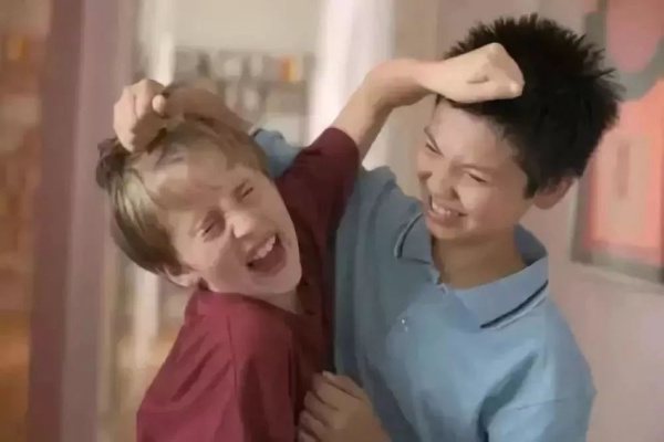 小朋友集体打架咋应对？一线幼教私藏3套分层干预方案+家长避坑指南