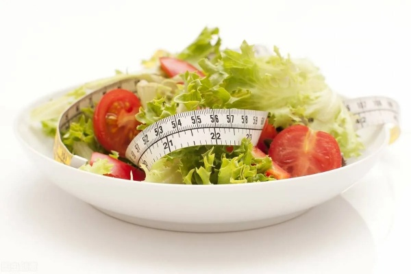 每天一顿半年暴瘦30斤，极端减重的坑在哪？附科学掉秤指南