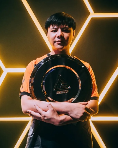 曾卓君（小孩）凭啥统治格斗圈？3套可复制的职业级训练体系揭秘