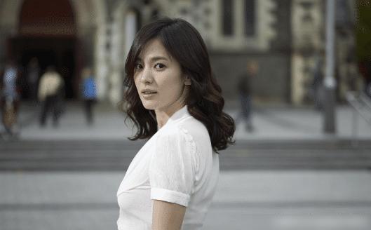 45岁宋慧乔凭什么仍是顶流？抗老/转型/穿搭的熟龄女性生存指南