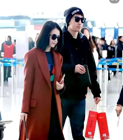 高圆圆赵又廷挽手逛街类型拆解，普通人可复制的情侣出行甜感公式