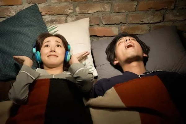 床上抢影票被甩？拆解亲密关系里「小事致命」的3个底层逻辑+修复方案