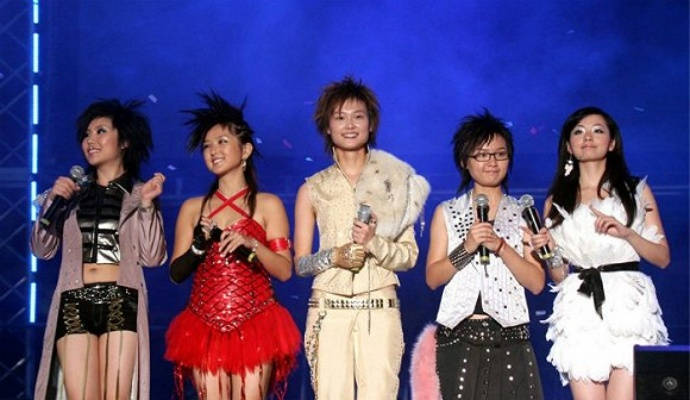 李宇春周笔畅再同框，05超女情怀爆火，乐坛两代人的破圈密码是什么？