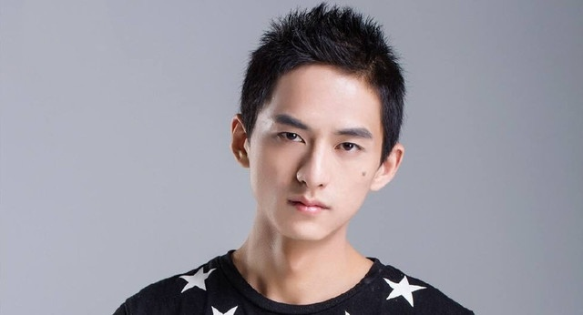 偷塔狂魔王草莓，从赛场传奇到路人神技，偷塔抗压流上单实战指南