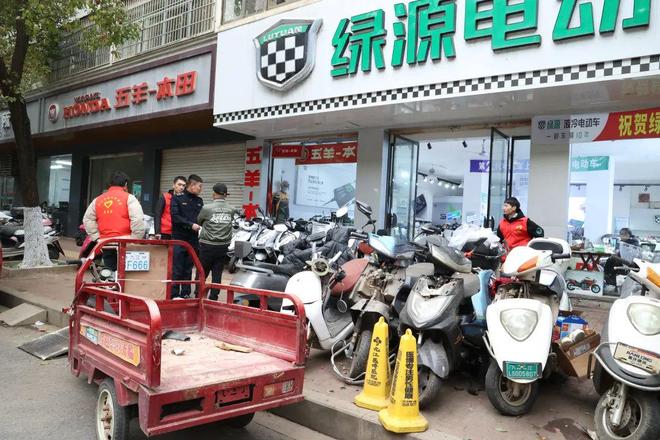 女子停路中间购物堵死整条街，违停代价、应急处置及文明停车全攻略