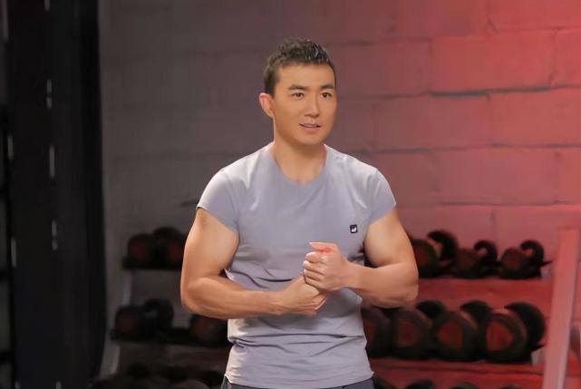 刘畊宏一口气跑21公里是什么水平？普通人半马零损伤入门指南